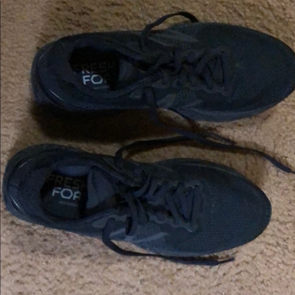 Tennis shoes